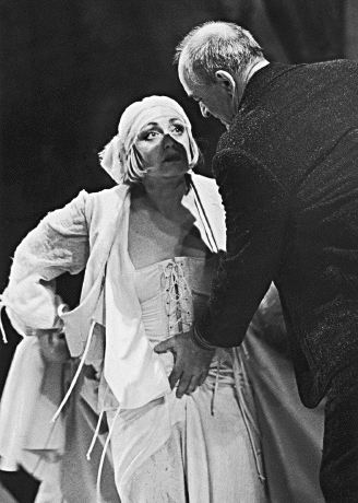 segodnya_0117_theater.jpg (30342 bytes)